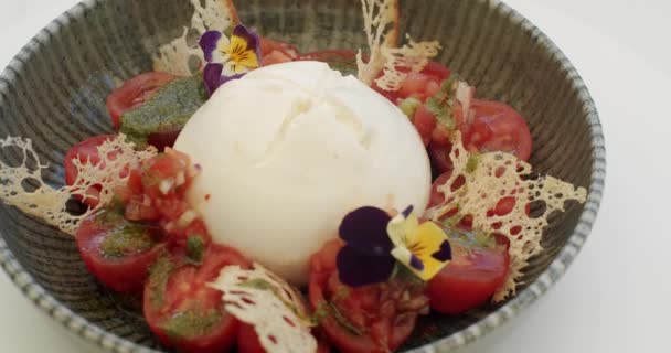 Salada Verão Saborosa Com Tomate Cereja Mussarela Com Pesto Flor — Vídeo de Stock