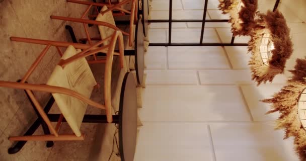现代简约的咖啡店 有木制椅子 有纺织材料和黑色桌子 木制椅子和桌子 生态友好型咖啡 空的桌布和木制椅子 垂直视频 — 图库视频影像