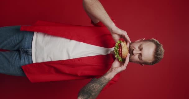 Vidéo Verticale Homme Caucasien Non Rasé Mange Hamburger Viande Avec — Video