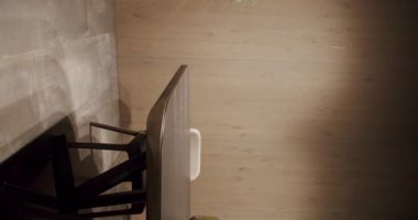 Modern Yemek Odası İçi. Yemek odasında zarif ve rahat bir ev var. Minimalist ahşap yemek masası ve sandalyeler. Modern stil masa. Mutfak odasının içi. Dikey video.