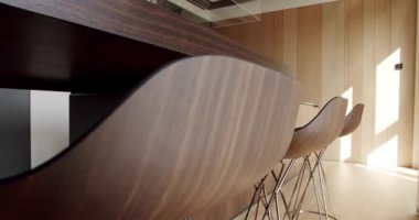 Modern mutfak ve bar kahverengi sandalyeler minimalist dairede mutfak odasında. Minimalist yemek masası olan modern mutfak odası. Minimalist mutfak odası beyaz renklerde ve yemek alanı da doğal ahşap.