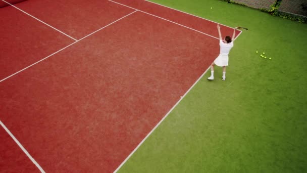Bir Kadın Profesyonel Dinamik Olarak Yavaş Çekimde Tenis Oynar Hafta — Stok video