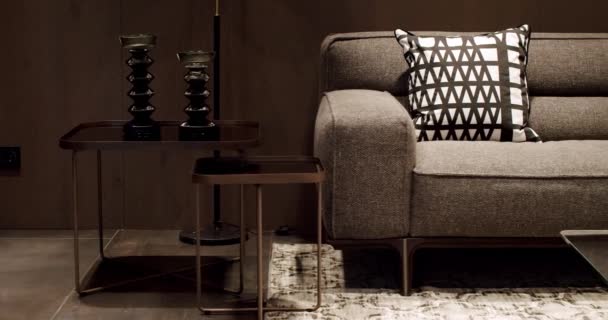 Sofá Tapicería Textil Con Almohadas Moderno Apartamento Hermoso Sofá Beige — Vídeos de Stock