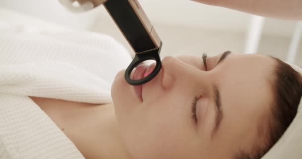 Une Femme Reçoit Traitement Laser Sur Son Visage Pour Enlever — Video