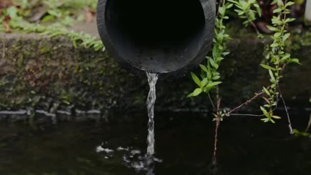 Blízko Potrubí Venku Voda Teče Řeky Zdroj Pramene Vody Lese — Stock video