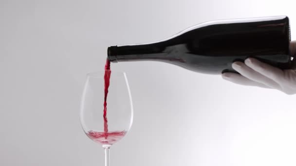 Жидким Движением Человек Изящно Наливает Красное Вино Стеклянной Бутылки Посуду — стоковое видео