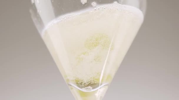 一杯盛满香槟的马提尼酒的特写镜头 展示液体中的气泡 增强典雅的酒体和餐具 — 图库视频影像