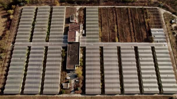 Eine Luftaufnahme Zeigt Eine Reihe Von Sonnenkollektoren Auf Dem Dach — Stockvideo