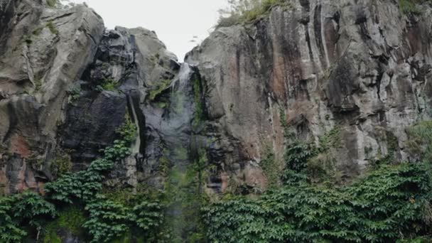 Pemandangan Indah Air Terjun Air Yang Mengalir Dari Gunung Pada — Stok Video