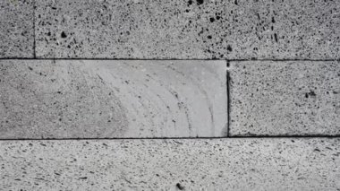 Duvarda, gri renkli beton bloklar var. Ev inşaatı sırasında duvarın detayları. Beton tuğla duvar arka planı