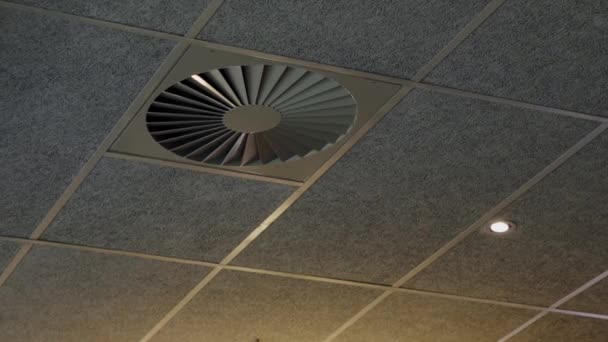 Système Ventilation Plafond Dans Bureau Moderne Gros Plan Sur Grille — Video