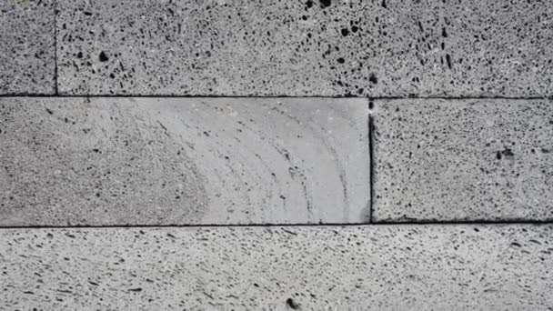灰色のコンクリートブロックから壁に閉じ込めます 家の構造の間に壁の細部 セメントレンガの壁の背景 — ストック動画