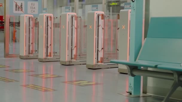 Uluslararası Havaalanındaki Kontrol Sistemlerine Erişim Kapalı Kapıları Olan Turnikeler Metro — Stok video