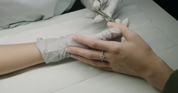 Manikyrist Behandlar Kvinna Nagelband Med Hjälp Manikyr Maskin Nagelsalong Överinseende — Stockvideo