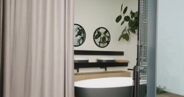 Modern banyo zarif, serbest banyo küveti, minimalist dekorasyon ve doğal ışık sergiliyor. Tasarım ilhamı için ideal. Modern Banyo İçi Zarif Küvet ve Şık Dekorla