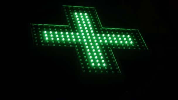 一个药店的绿色交叉发光标志 Pharmacie化学家 绿色十字标志着药店的位置 Led药店夜间交叉标志动画广告 — 图库视频影像