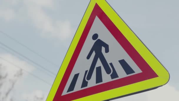 Сміливий Знак Пішохідного Перетину Жовтому Червоному Тлі Контрастність Червоно Жовтого — стокове відео
