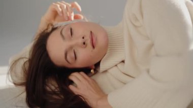 Güzel bir kadının pürüzsüz ve sağlıklı bir teni var. Güzel gözlü bir manken. Kameraya bakan muhteşem bir kadının portresi. Cilt bakımı, kozmetik ve yaş karşıtı estetik cerrahi. Yüz gerdirme.