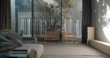 İçinde şık rattan sandalyeler, lüks bir kanepe ve parlak perdelerin arasından filtrelenmiş bol doğal ışık bulunan çağdaş bir ev. Modernlik ve konforun mükemmel bir karışımı. Modern Oturma odası