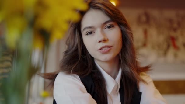 Portré Egy Figyelmes Fiatal Nőről Barna Hajjal Félrenéz Egy Virágos — Stock videók