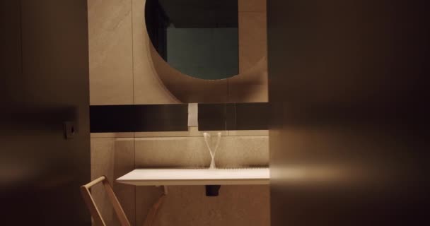 Elegantní Moderní Koupelna Umyvadlem Zrcadlem Minimalistickými Designovými Prvky Neutrální Tóny — Stock video
