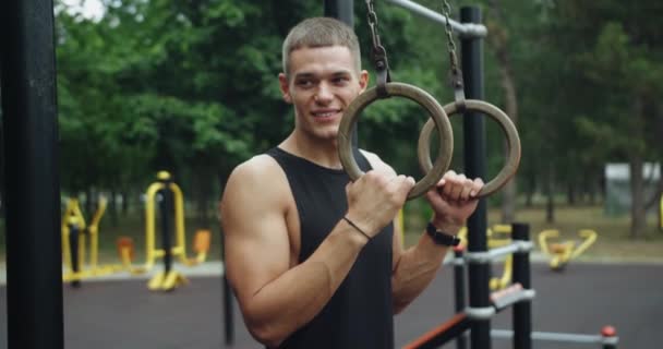 Portrait Jeune Homme Athlétique Debout Sur Terrain Sport Regardant Caméra — Video