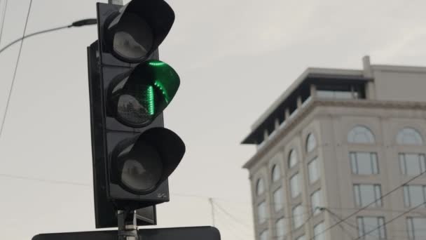 ダウンタウン金融地区交差点 街のトラフィックライト ライトターニングレッドを止める ストリートライトはメガポリス ハイウェイの閉鎖を規制している 市街地の交通ライト — ストック動画