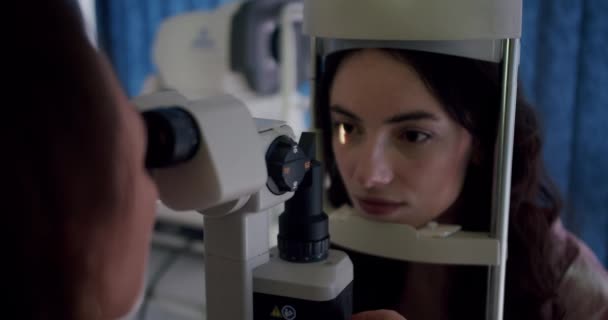 Mujer Joven Sometida Examen Ocular Oftalmólogo Una Paciente Joven Que — Vídeo de stock