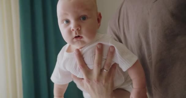 Een Jonge Vader Probeert Kalmeren Slaap Brengen Een Baby Houdt — Stockvideo