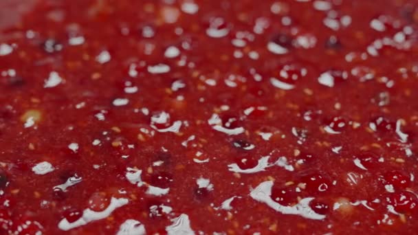 Λεπτομερής Κοντινή Εικόνα Μιας Γυαλιστερής Ανάγλυφης Επιφάνειας Φρεσκοκομμένης Μαρμελάδας Φράουλας — Αρχείο Βίντεο