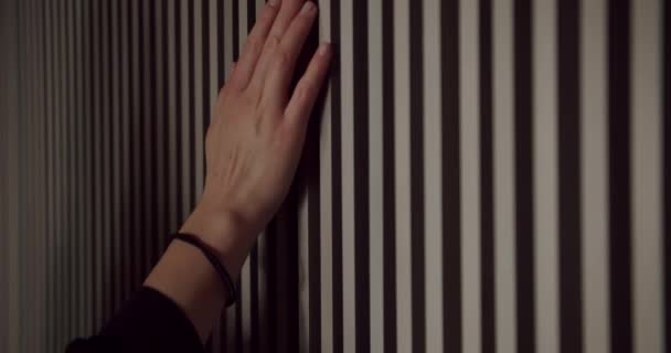 Изображение Женской Руки Нежно Касающейся Полосатой Стены Вызывает Чувство Любопытства — стоковое видео