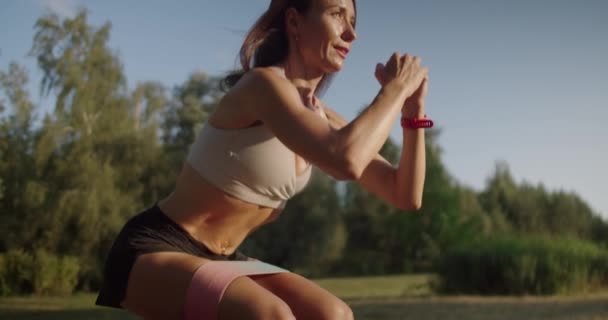 Mulher Atlética Tem Treino Fazer Exercício Agachamento Com Banda Resistência — Vídeo de Stock