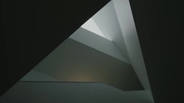 Soyut geometrik arkaplan. Üçgen şekilli ve duvarlı bir pencere. Detaylı iç kısım 