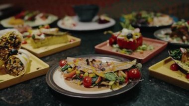 Vejetaryen restoranındaki farklı yemekler. Sebzeli Pita ekmeği. Kafede lezzetli ve sağlıklı yiyecekler.