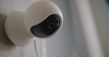 Bebek odasında bebeğe bakmak için kameralı bebek monitörünü kapatın. Özel mülk güvenlik sistemi. Güvenlik kameraları güvenlik bölgesini ev güvenlik sisteminden izliyor..