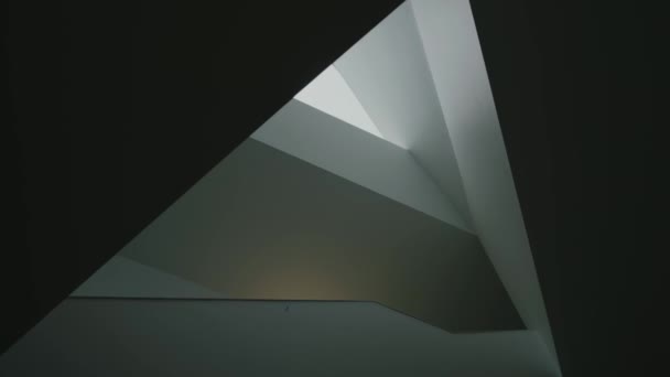 Abstraktní Geometrické Pozadí Okno Trojúhelníkovým Tvarem Stěnou Místnosti Detail Interiéru — Stock video