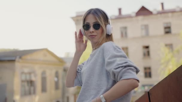 Модная Молодая Женщина Солнцезащитных Очках Наушниках Наслаждается Музыкой Городской Обстановке Лицензионные Стоковые Видео