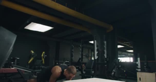 Konzentrierter Junger Männlicher Athlet Der Einer Gut Ausgestatteten Turnhalle Boxsprünge — Stockvideo
