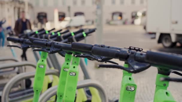 Egy Sor Zöld Elektromos Robogó Bérelhető Városi Környezetben Parkol Háttérben — Stock videók