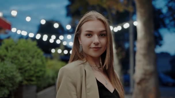 Портрет Молодой Женщины Тонкой Улыбкой Стоящей Ярком Городском Пейзаже Вечернее Видеоклип