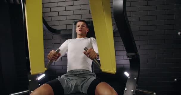 Spor Kıyafetleri Içindeki Genç Bir Adam Spor Aletinin Üzerinde Yoğun — Stok video