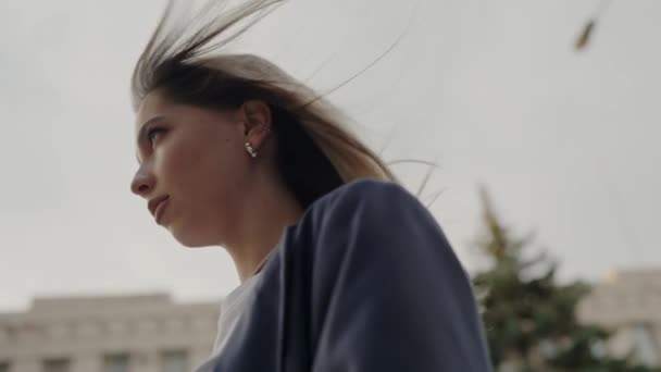 Портрет Вдумчивой Молодой Женщины Синем Пиджаке Городском Фоне Изображение Фокусируется Стоковое Видео