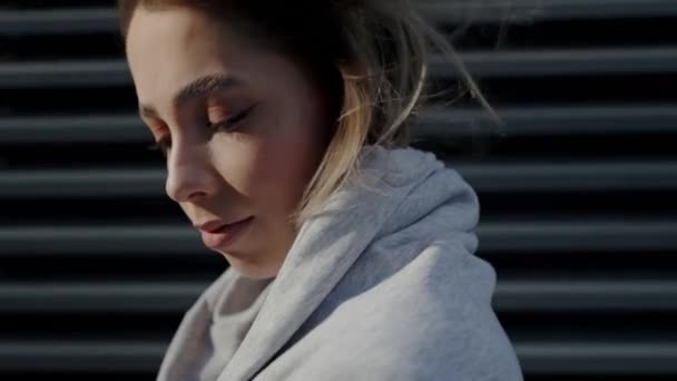 Nærbillede Ung Kaukasisk Kvinde Grå Hættetrøje Der Ser Kontemplativ Stribet – Stock-video