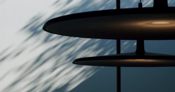 Витончені Підвісні Ліхтарі Відкидають Довгі Складні Тіні Стіні Ілюструють Сучасний — стокове відео