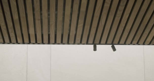 Detailní Záběr Stylového Interiéru Lineárním Dřevěným Stropem Integrovaným Osvětlením Minimalistickou — Stock video