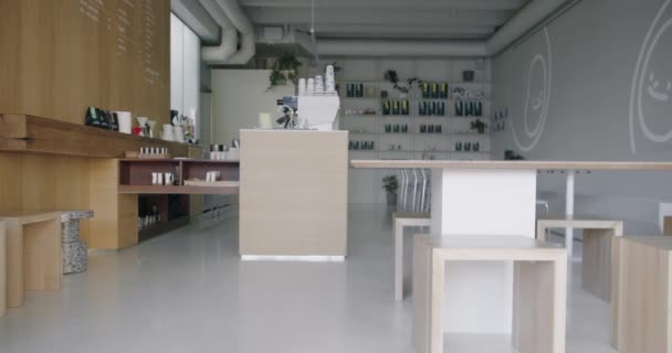 Image Features Modern Coffee Shop Minimalist Design Showcasing Wooden Furniture — Αρχείο Βίντεο
