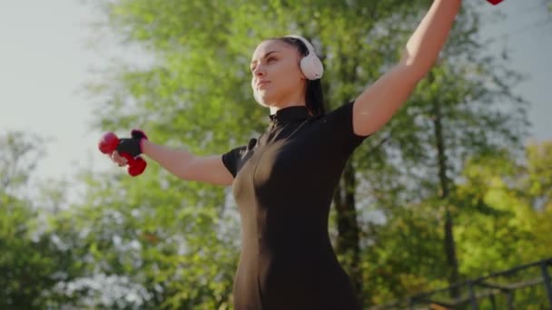 Siyah Kıyafetli Odaklanmış Genç Bir Kadın Güneşli Bir Park Ortamında — Stok video