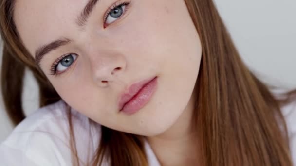 Detailní Portrét Mladé Ženy Nápadně Modrýma Očima Světlou Pletí Dlouhými — Stock video