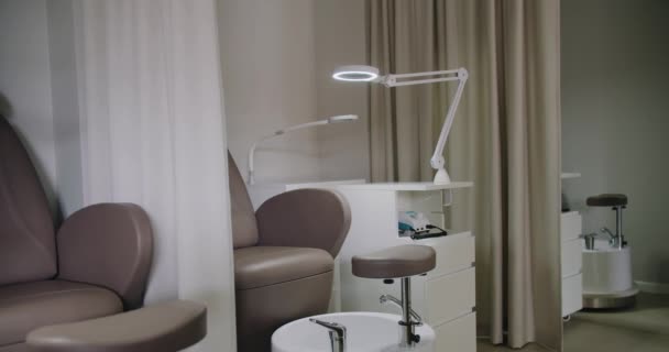 Clean Well Organized Nail Salon Featuring Comfortable Chair Stylish White — Vídeo de stock