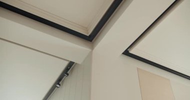 Tavan ve duvar bağlantılarının temiz çizgileri ve minimal tasarımının yer aldığı modern bir evin zarif iç tasarımı. Çağdaş Ev İçi, Tavan ve Duvarların Temiz Çizgileri